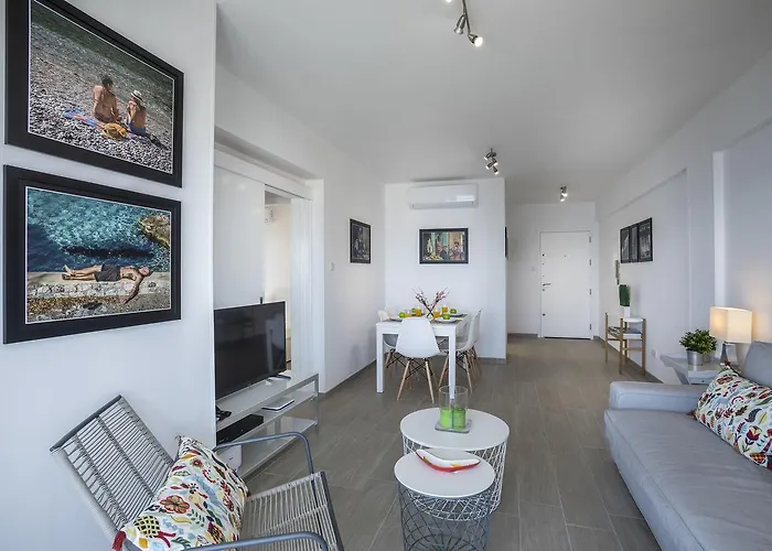 Mackenzie Zoe Seafront ラルナカ