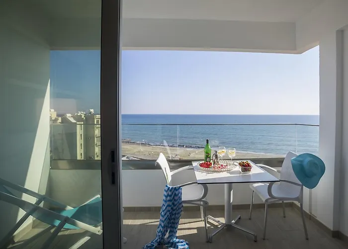 Mackenzie Zoe Seafront ラルナカ