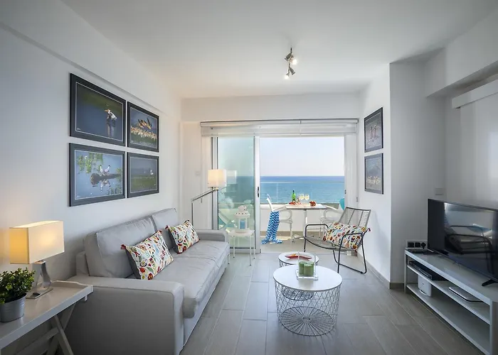 アパート Mackenzie Zoe Seafront ラルナカ