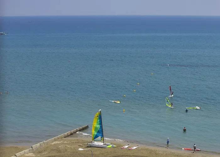 アパート Mackenzie Zoe Seafront ラルナカ